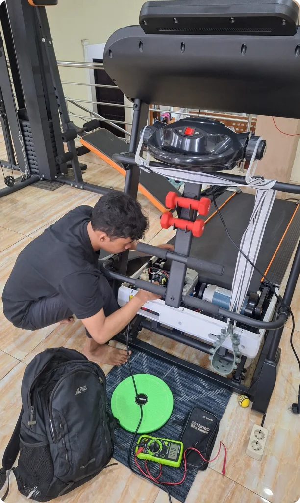 Pengecekan arus listrik treadmill menggunakan multimeter oleh teknisi jasa service alat gym panggilan